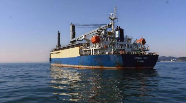 Иностранное судно арестовали в порту Владивостока