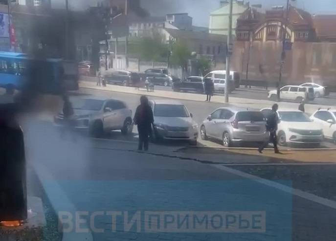 «Пламя вырывается, дым валит»: происшествие – на Семёновской площади во Владивостоке