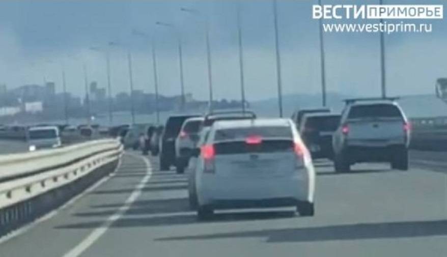 Mercedes задымился при движении на трассе во Владивостоке