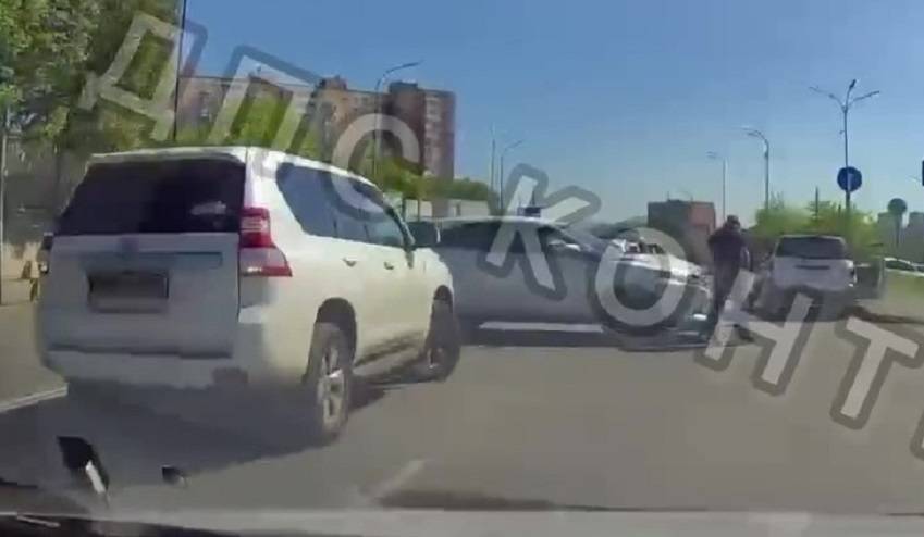 Пробка огромная, движение перекрыто на улице Владивостока из-за ДТП