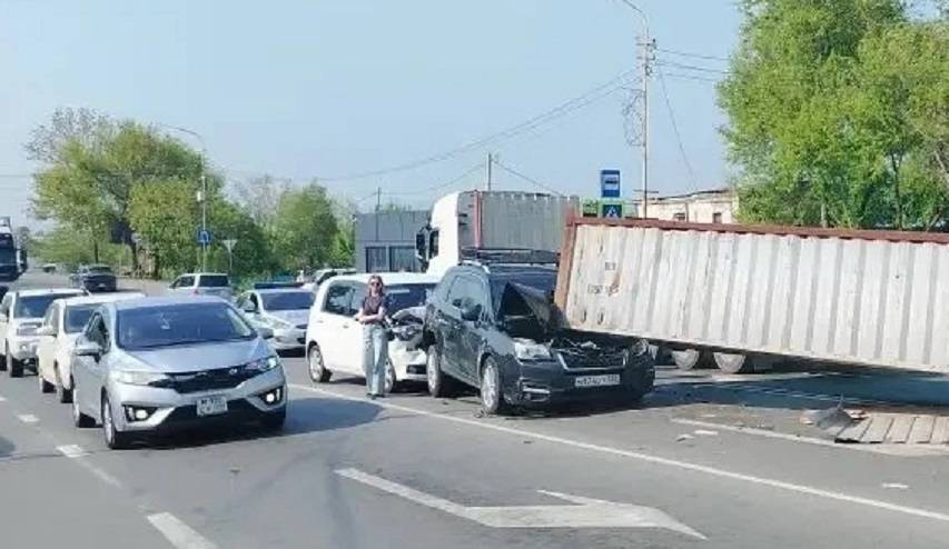 Контейнер свалился на Subaru Forester: подробности ЧП на дороге Артема