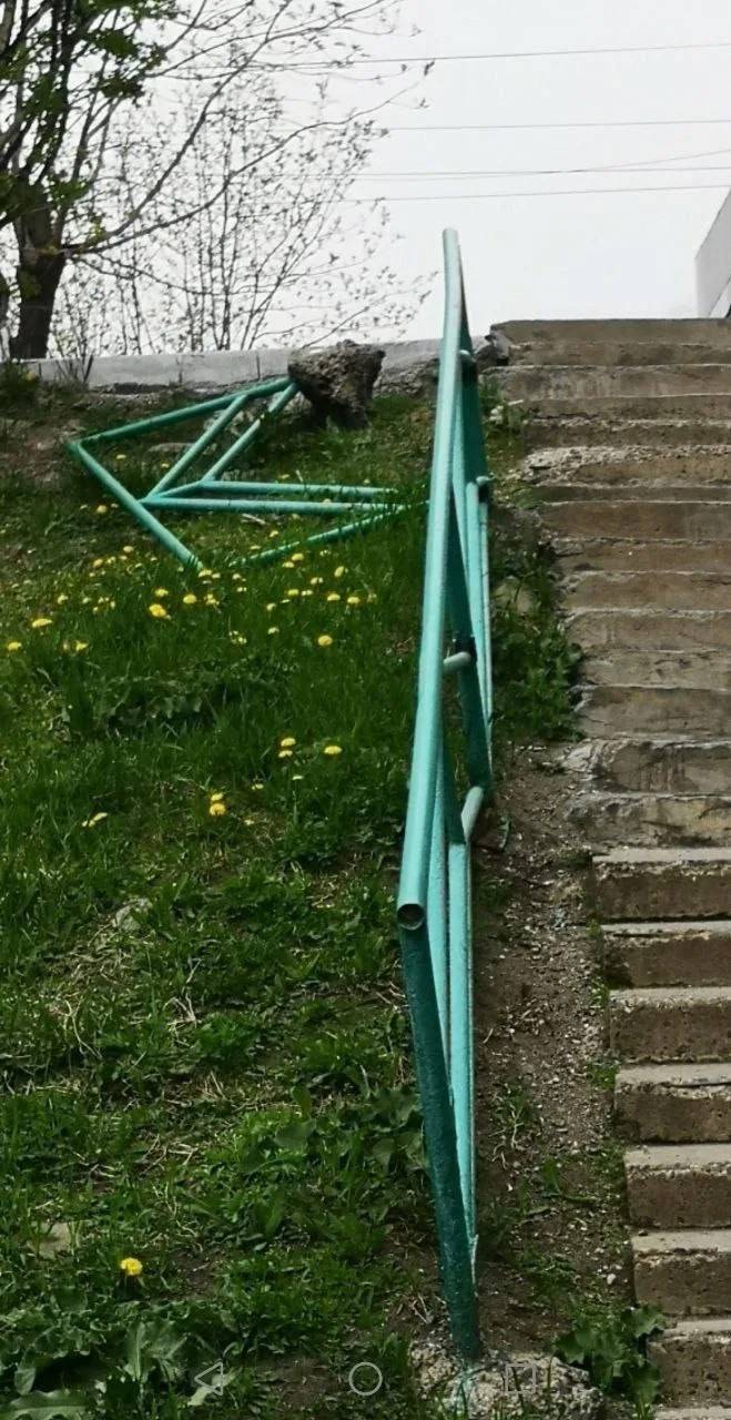 Пенсионерка упала вместе с прогнившими перилами с лестницы во Владивостоке