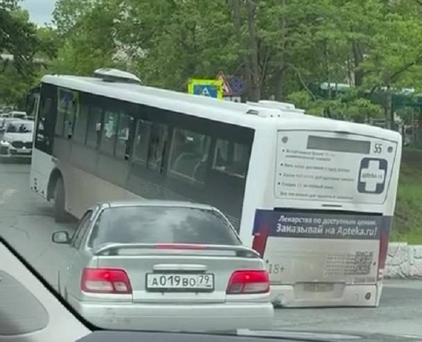 Странные маневры водителя автобуса ввели в недоумение жителей Владивостока