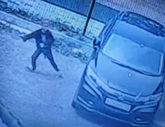 Мальчишка решил повредить припаркованный автомобиль во Владивостоке