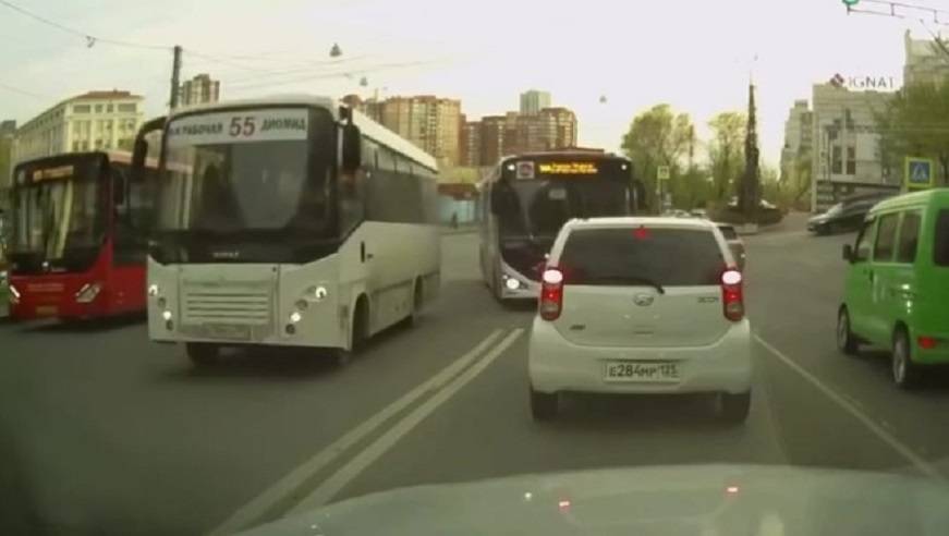 Безумные маневры водителей двух пассажирских автобусов «шокировали» жителей Владивостоке