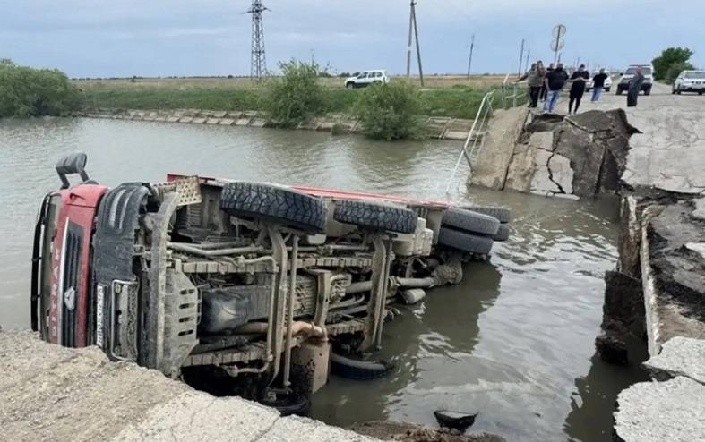 Мост рухнул под колесами большегруза: село в Приморье «отрезано», проезд отсутствует
