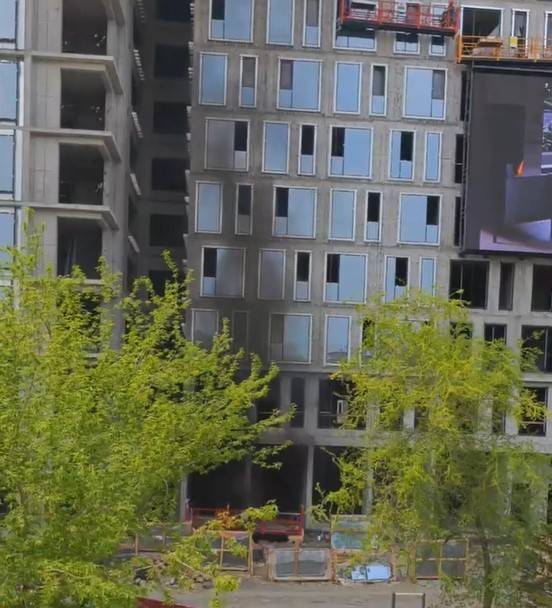 Строящий бизнес-центр загорелся во Владивостоке