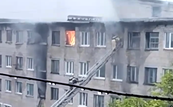 Пять комнат выгорели полностью во время мощного пожара в общежитии в Приморье