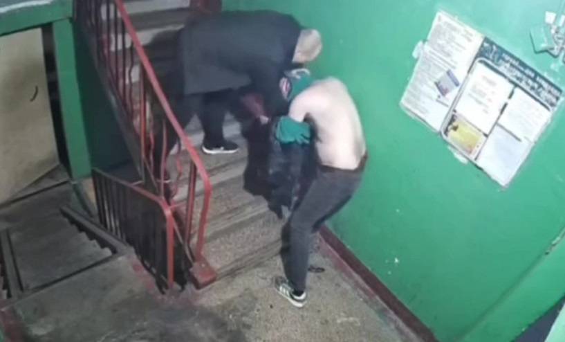 «Бойня» в подъезде многоэтажки во Владивостоке попала на видео