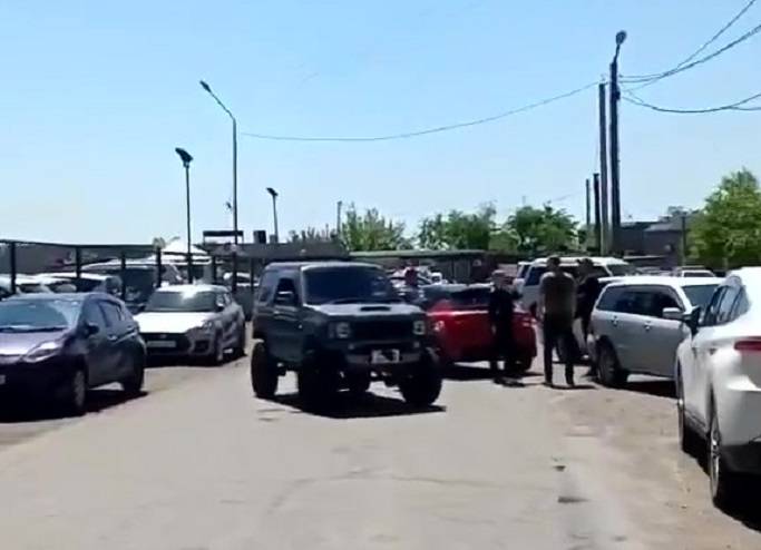 Пробка огромная, проезда нет в двух направлениях: массовое ДТП на дороге Владивостока