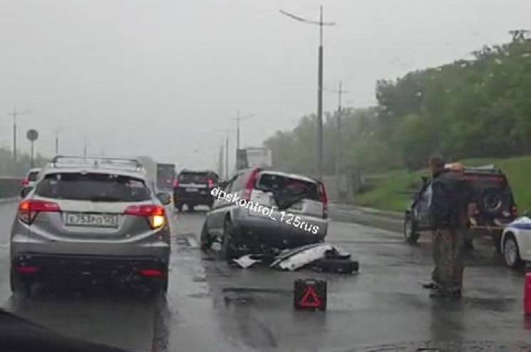 «Авто в хлам, колесо вырвано»: жуткое ДТП собирает пробку на трассе Владивостока
