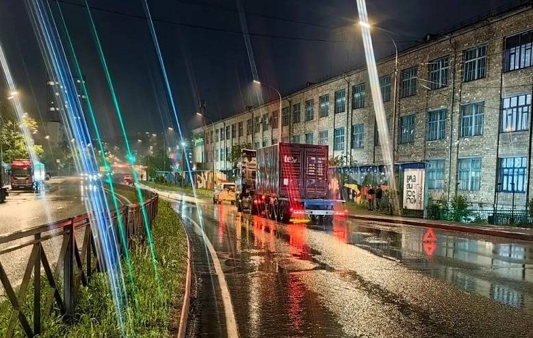 Малолитражка решила «побороться» с большегрузом на дороге Владивостока