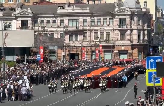 Огромную георгиевскую ленту пронесли по центральной улице Владивостока