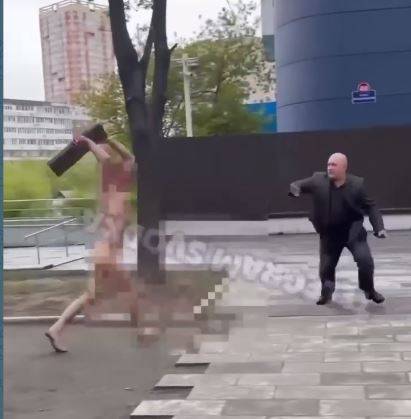 Во Владивостоке напавшего на прохожих мужчину поместили в медучреждение