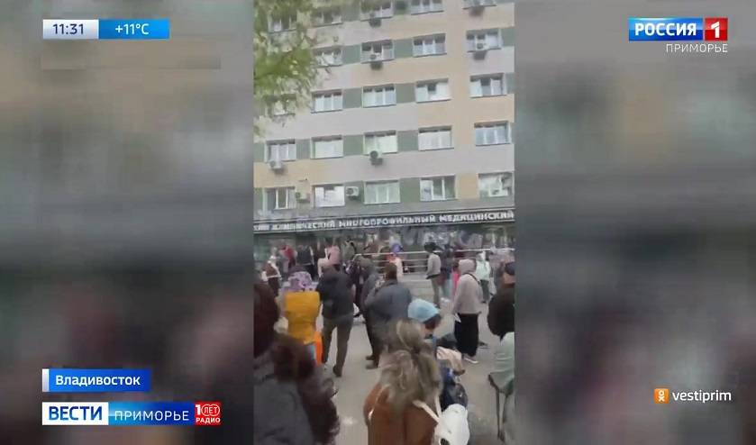 Людей массово эвакуировали из поликлиники и торгового центра во Владивостоке