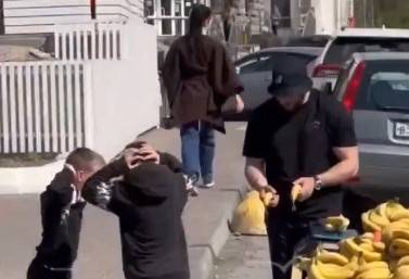 Необычный способ приучить детей к спорту выбрал продавец бананов во Владивостоке