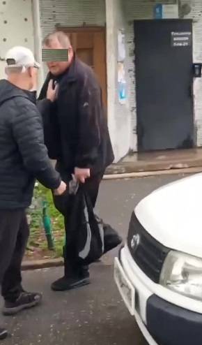 Мужик-агрессор кинулся под колеса авто, чтобы «подставить» соседа в Находке