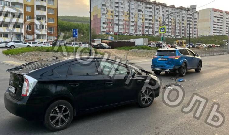 Toyota Prius влетел в RAV4 на дороге Владивостока