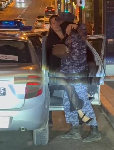 «Буйная» красотка «оседлала» росгвардейца в кафе Владивостока
