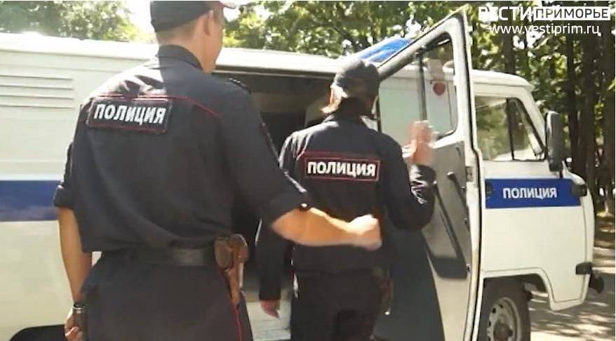 Силовики проверяют приморцев в центре Владивостока