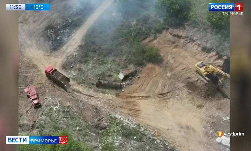 Дополнительную технику привлекли к тушению мусорного полигона в Приморье
