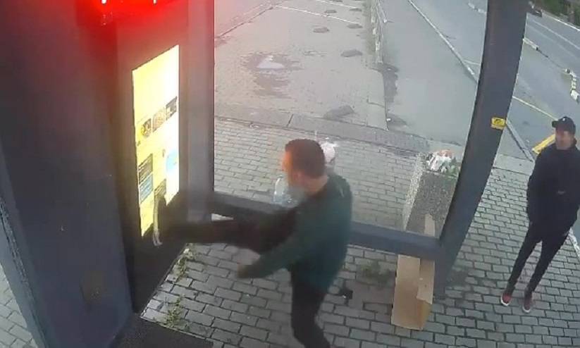 «Бил с ноги»: неизвестный разгромил табло на остановке в Находке