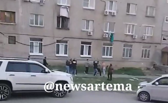 "После отборного мата полетели камни": горячая разборка в Артеме попала на видео