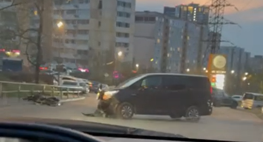 "Пропахал" 10 метров: мотоциклист врезался в микроавтобус во Владивостоке