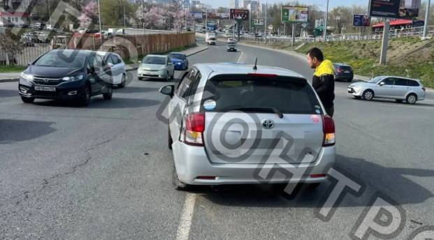 Водитель Toyota пытался проскочить перед автобусом на дороге Владивостока