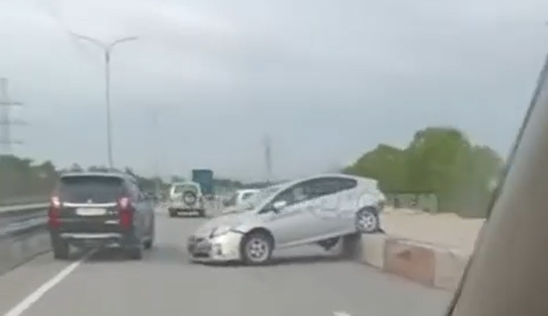 Toyota Prius залетел на бетонные блоки на федеральной трассе в Приморье