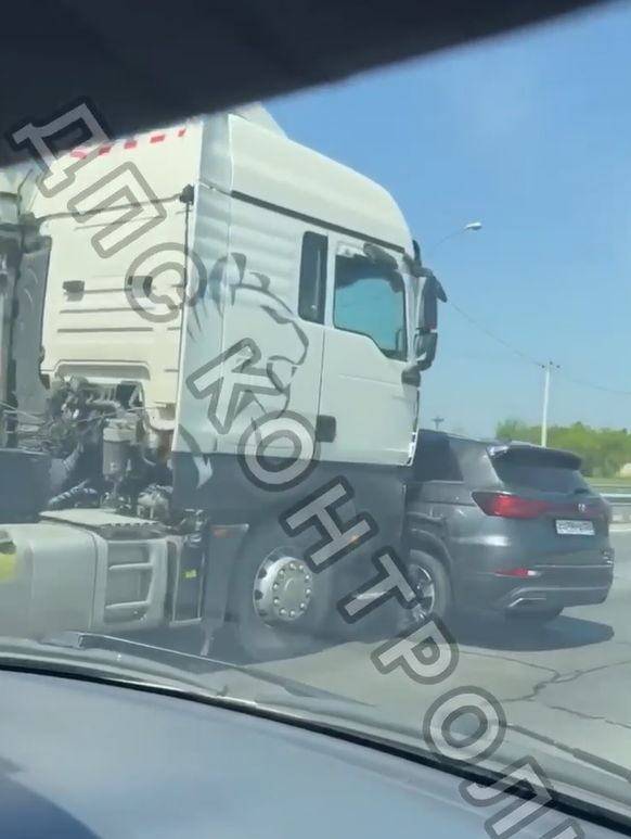 Массовое ДТП в Приморье: легковушка оказалась под большегрузом