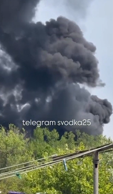 Почти 30 пожарных ликвидировали крупное возгорание на Угольной во Владивостоке