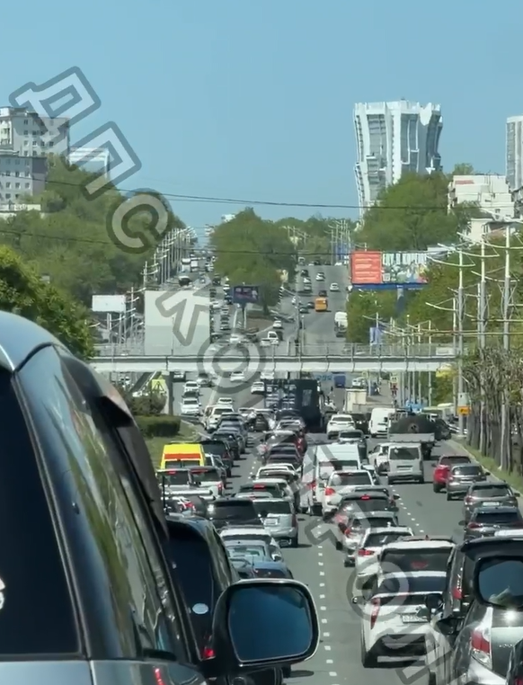 Дикая пробка образовалась на оживленном проспекте Владивостока