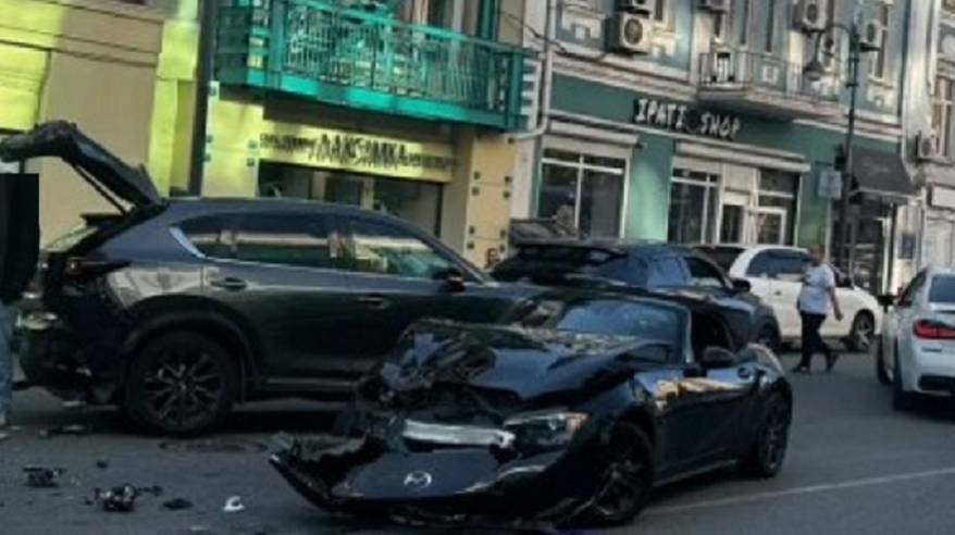 «Тачка в хлам»: видео массового ДТП в центре Владивостока