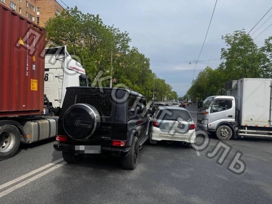 Двойное ДТП блокировало проезд на трафиковом участке трассы во Владивостоке