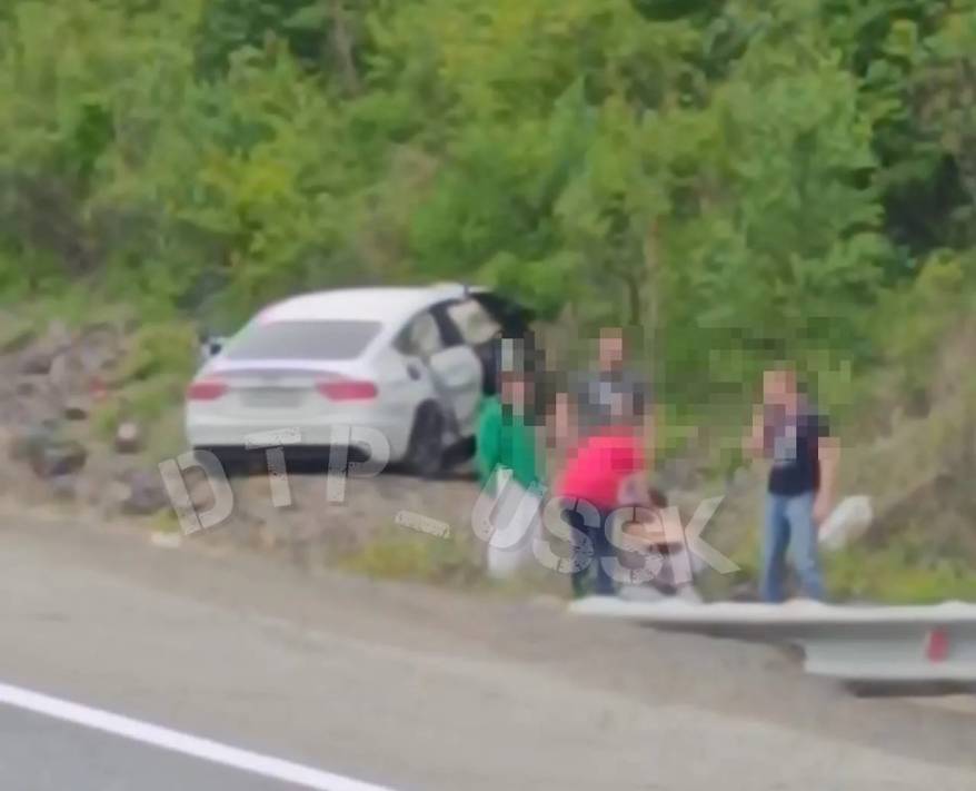 Автомобиль Audi вылетел с трассы в овраг в Приморье: есть пострадавшие