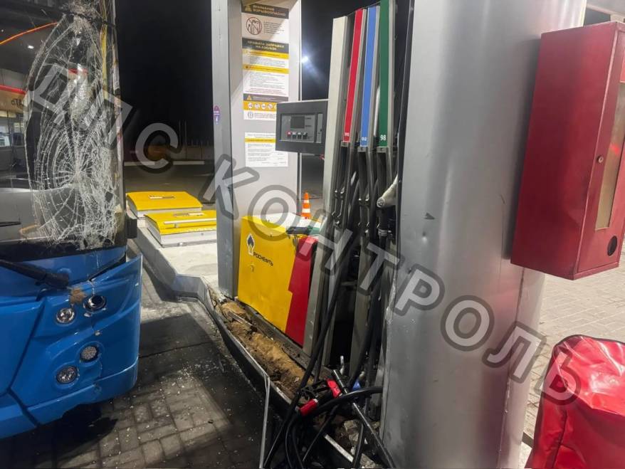 Автобус врезался в бензоколонку во Владивостоке