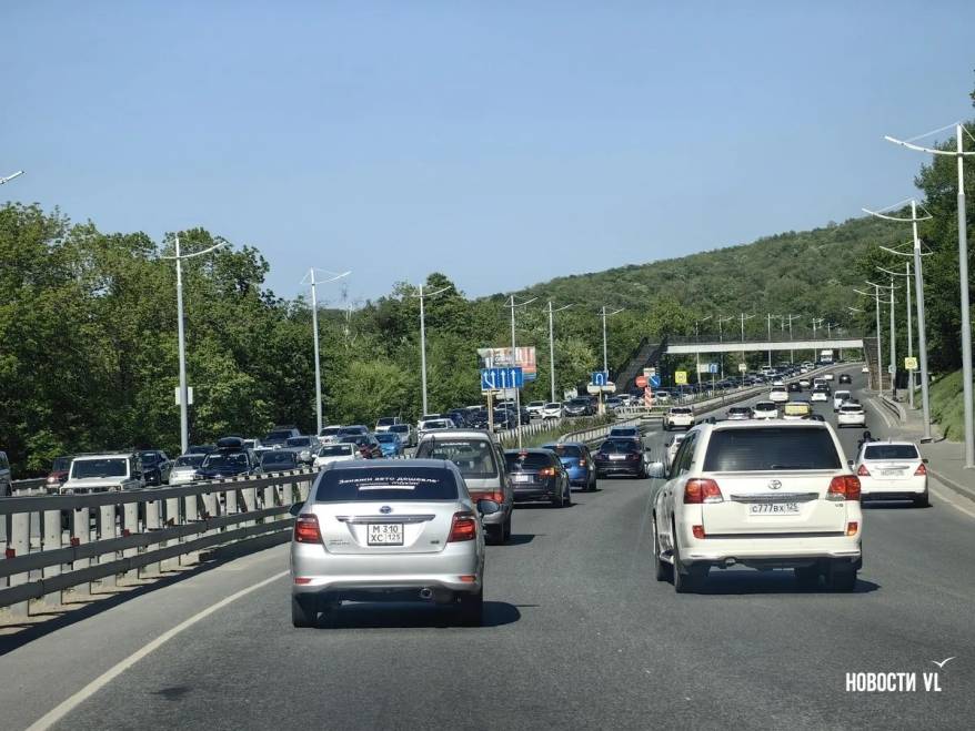Массовое ДТП парализовало движение в пригороде Владивостока