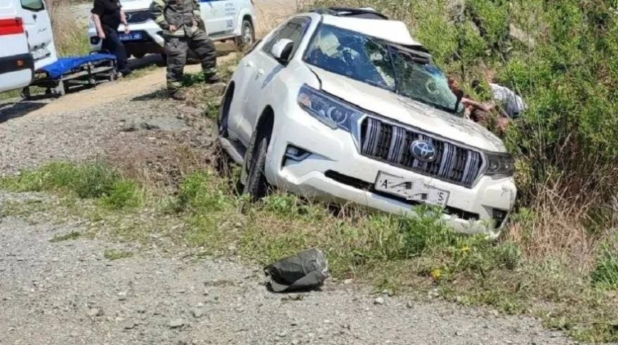 «Крузак» улетел в кювет в ДТП на трассе Приморья