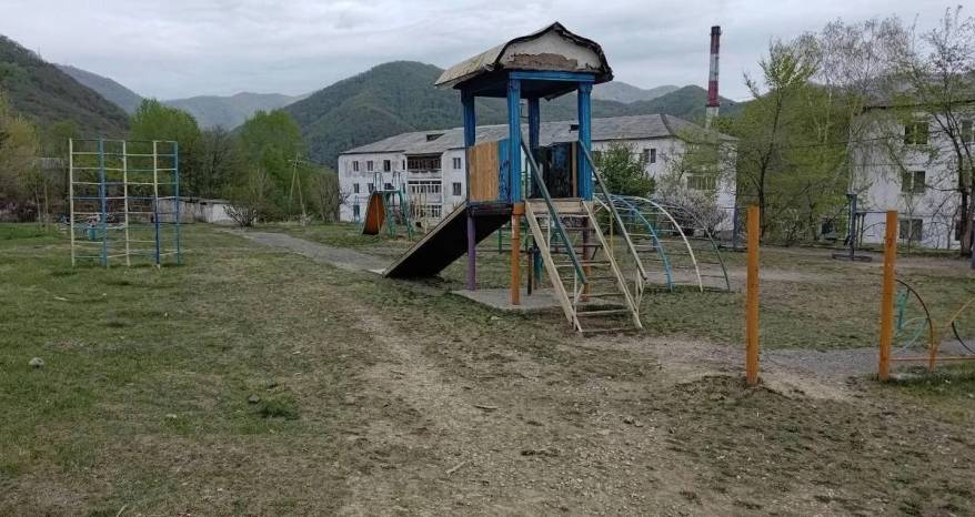 В Приморье школьник на квадроцикле наехал на сверстницу на детской площадке