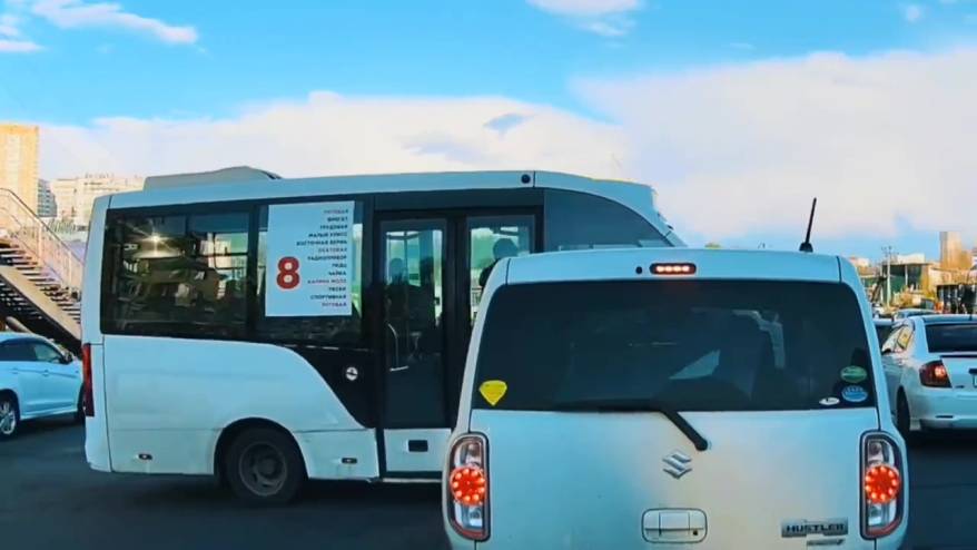 «Кто его за руль посадил?»: водитель автобуса выкинул фортель на дороге Владивостока