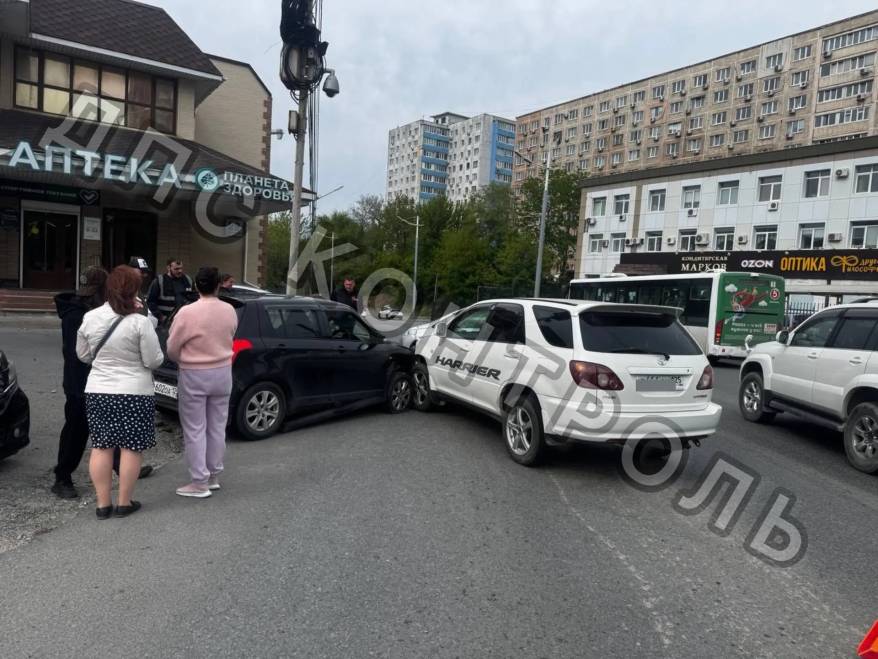 "Припечатал к столбу": жесткое ДТП во Владивостоке