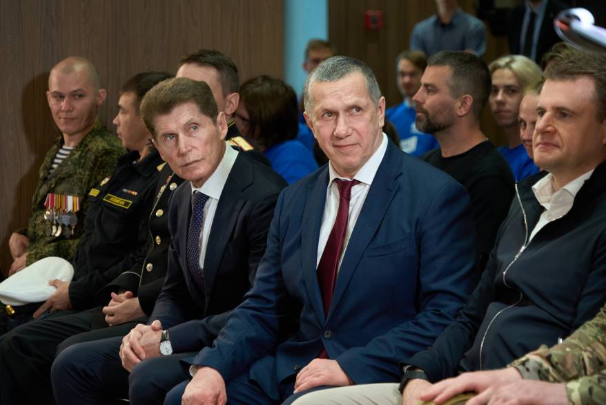 Каждый должен себе задавать простой вопрос, что он сделал для Победы: Юрий Трутнев встретился во Владивостоке с молодыми активистами