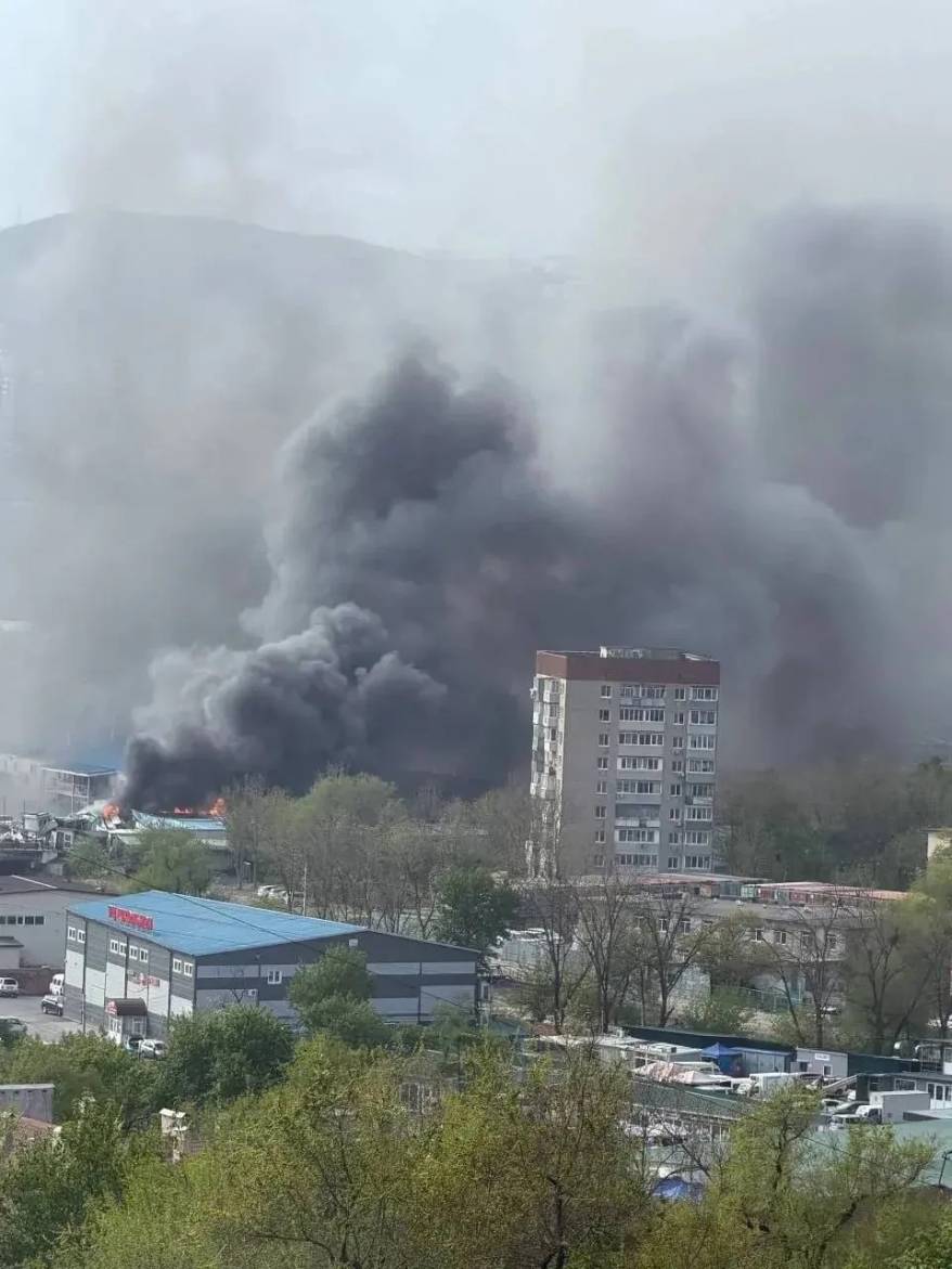 Во Владивостоке горят остатки рынка на Спортивной