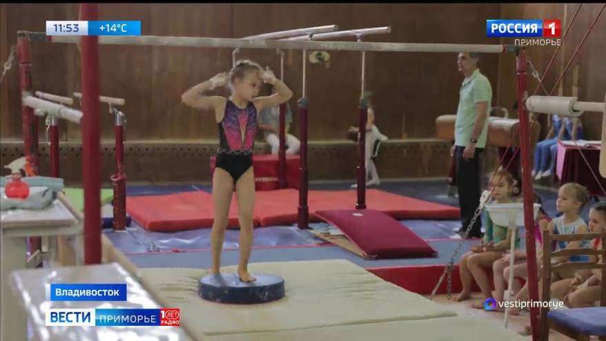 Юные спортсмены борются на первенстве Владивостока по спортивной гимнастике