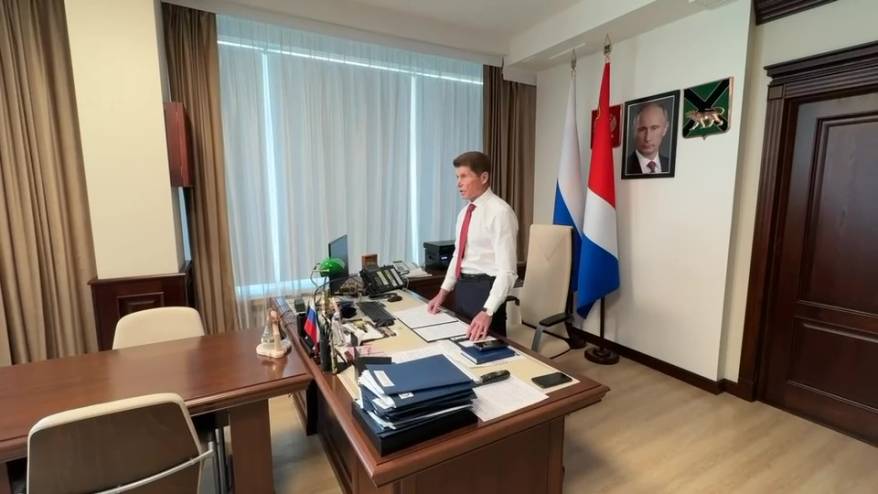 Губернатор Приморья репетирует речь для военного Парада Победы во Владивостоке