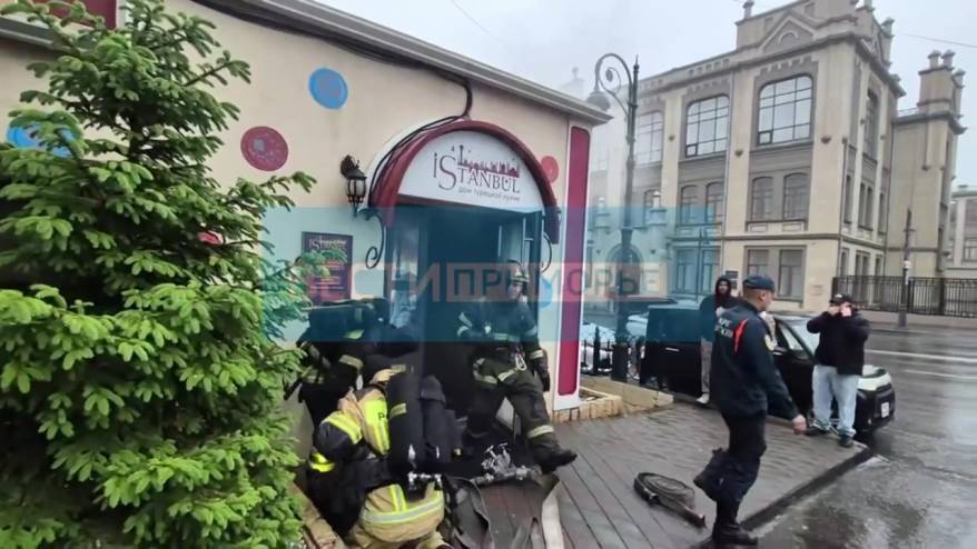 Пожарные расчеты спасают кафе во Владивостоке