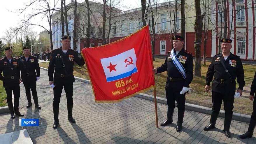 Ветераны морской пехоты в сединой на висках готовятся к Параду Победы в Артеме