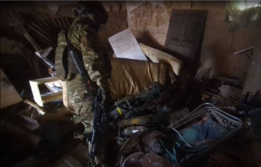 Военные контрразведчики ТОФ обнаружили заминированный тайник с иностранным вооружением