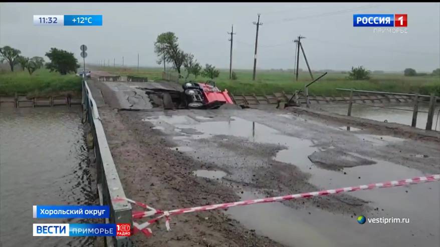 Лодочную переправу организовали на месте рухнувшего в Приморье моста